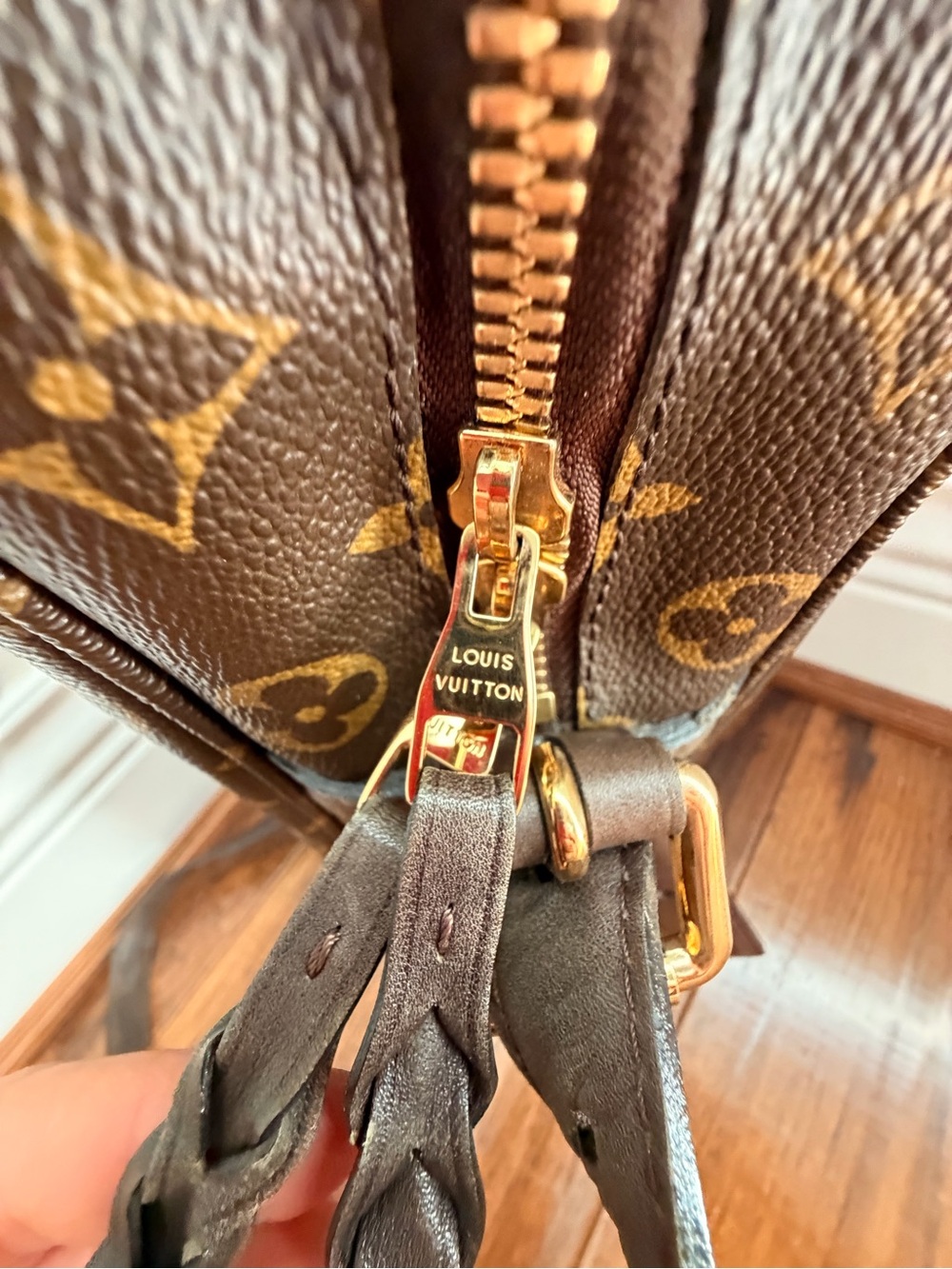 Louis Vuitton Bequia Porte Document Vertical bag - Picture 10 of 16